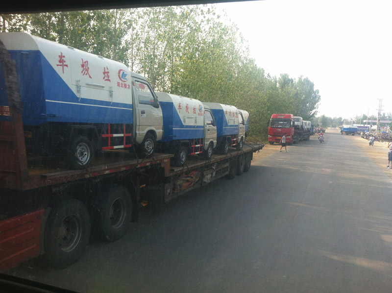圖為準(zhǔn)備發(fā)車至山西的小型<a href=http://www.cnnxw.cn/ljc target=_blank class=infotextkey>垃圾車</a>