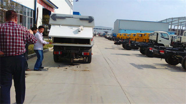 內(nèi)蒙客商正在參觀五十鈴<a href=http://www.cnnxw.cn/saoluche/ target=_blank class=infotextkey>掃路車</a>