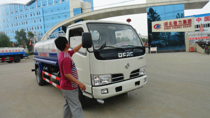 正在給5噸<a href=http://www.cnnxw.cn/ssc target=_blank class=infotextkey>灑水車(chē)</a>做出廠前準(zhǔn)備