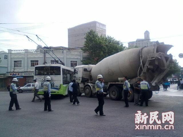 一輛19路電車在新閘路成都北路路口被一輛水泥<a href=http://www.cnnxw.cn/jbc/ target=_blank class=infotextkey>攪拌車</a>攔腰撞擊，車毀嚴(yán)重。通訊員 殷佳維 攝