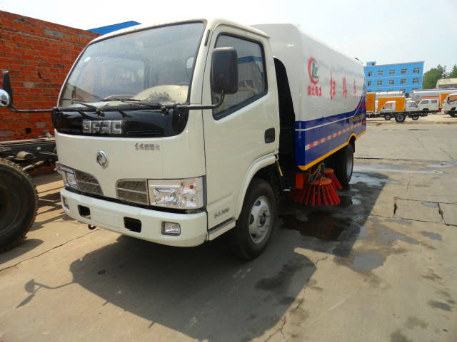  東風(fēng)福瑞卡道路清掃車（<a href=http://www.cnnxw.cn/saoluche/ target=_blank class=infotextkey>掃路車</a>）
