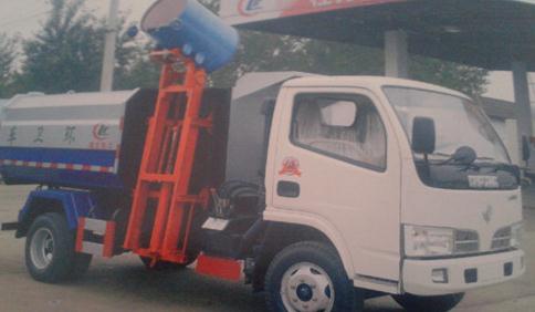 掛桶<a href=http://www.cnnxw.cn/ljc target=_blank class=infotextkey>垃圾車</a>裝卸垃圾桶圖片