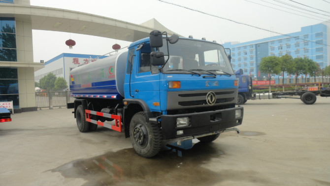 程力廠門(mén) 前的東風(fēng)153<a href=http://www.cnnxw.cn/ssc target=_blank class=infotextkey>灑水車</a>