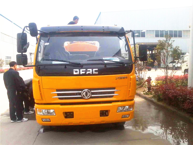 高壓清洗<a href=http://www.cnnxw.cn/xifenche/ target=_blank class=infotextkey>吸糞車</a>正面圖