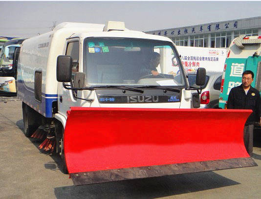 五十鈴鏟雪<a href=http://www.cnnxw.cn/saoluche/ target=_blank class=infotextkey>掃路車</a>