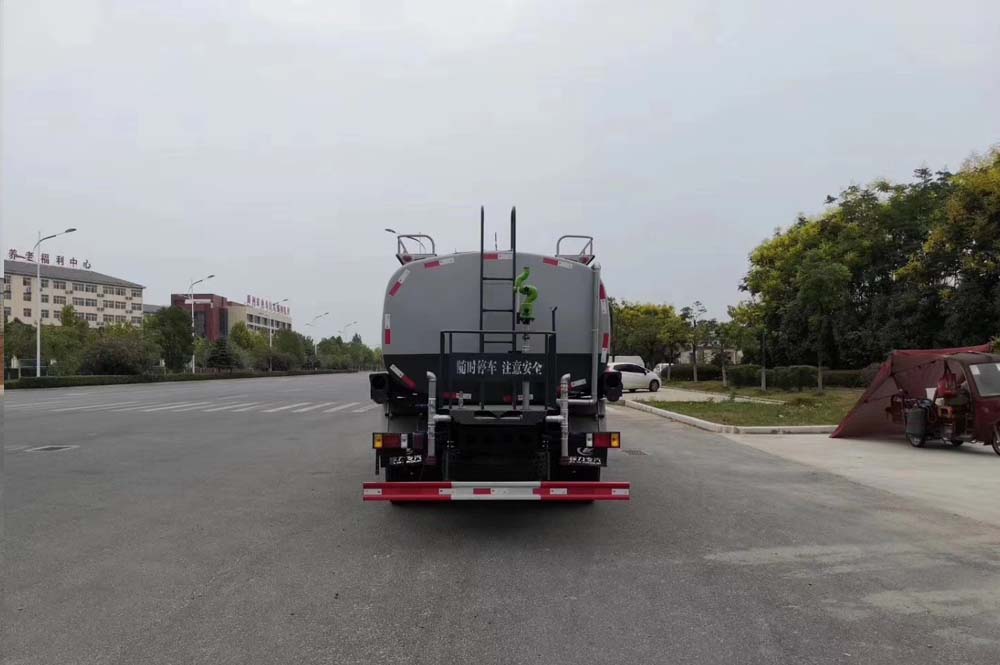 福田瑞沃14.7方灑水車(chē)圖片5