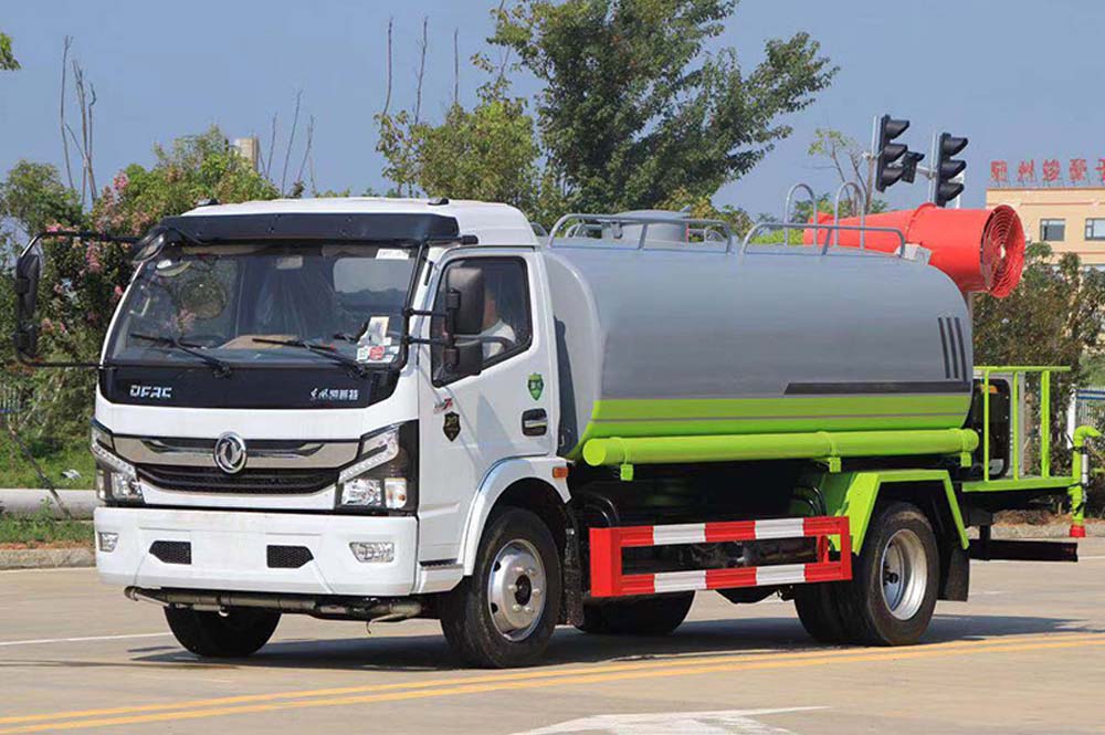 新品國(guó)六東風(fēng)大福瑞卡9.2方噴霧灑水車圖片2